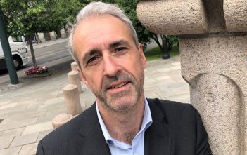 Lei av udemokratiske ryggdunker på bakrommet Olaf Thommessen, administrerende direktør i SMB Norge