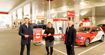 Første i verden: Circle K erstatter drivstoffpumper med elbilladere