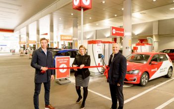 Første i verden: Circle K erstatter drivstoffpumper med elbilladere circle k