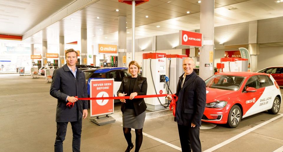 Første i verden: Circle K erstatter drivstoffpumper med Circle K i gang med utbygging: Gratis lading for elbiler